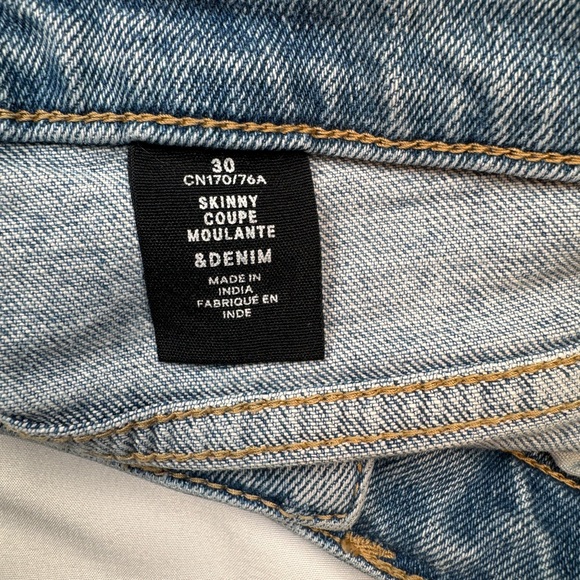 (30) H&M Distressed Buttonfly Jean Sorts - Picture 5 of 8